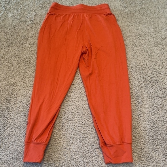 Lululemon Cropped Jogger size 6 color red rock - Picture 4 of 8